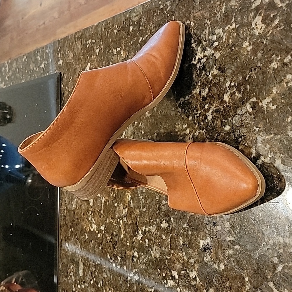 Universal Thread Goods Co. Pointed Mules size 8 camel